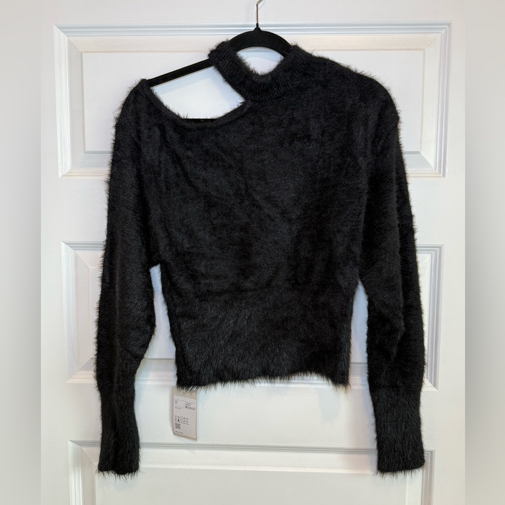HALARA Black Off-the-Shoulder Fuzzy Cropped Sweater
